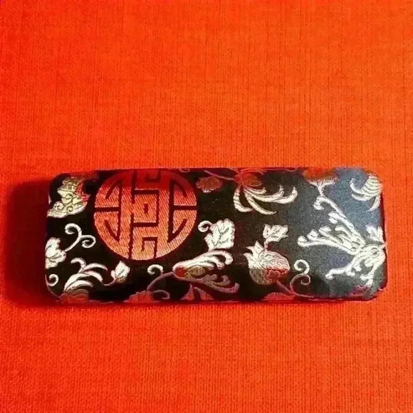 Silk eyeglass case  - Picture 1 of 2
